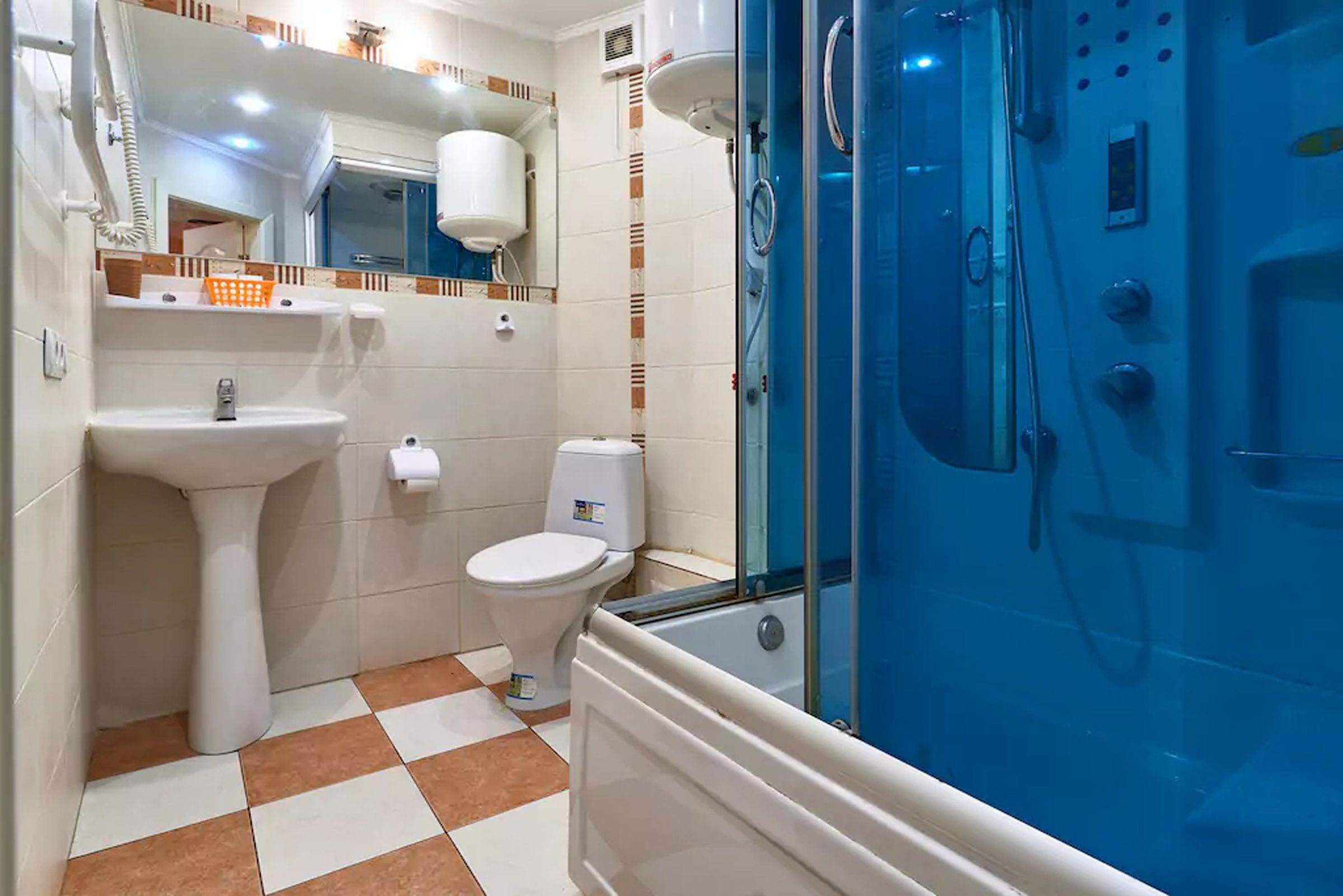 Apartamento | Banheiro | Banheira, secador de cabelo, toalhas de banho, sabonete