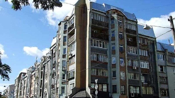A multi-story building with balconies, large windows, and a corner entrance. - Home-Hotel Nizhniy Val 41-2 (Kyiv)