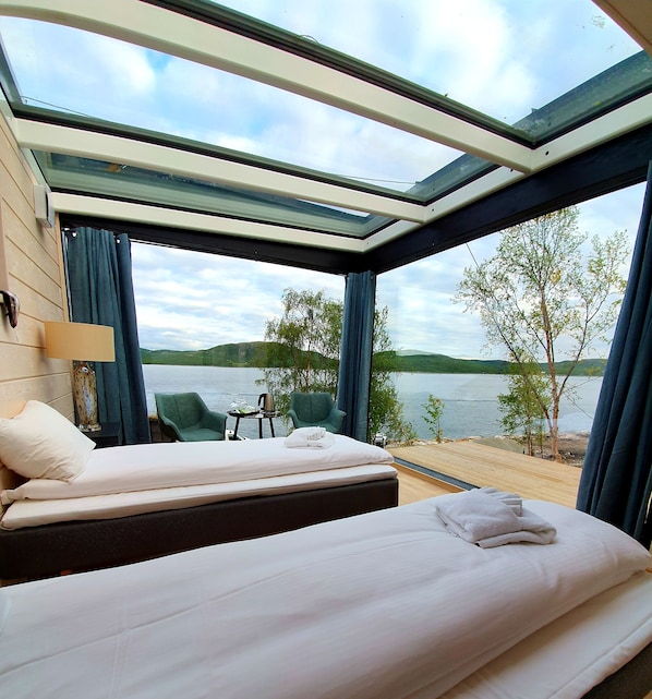 Comfort chalet, 2 eenpersoonsbedden, uitzicht op de baai, boven het water | Luxe beddengoed, een bureau, verduisterende gordijnen
