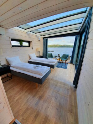 Chalet Confort, 2 camas individuales, vista a la bahía, sobre el agua | Ropa de cama de alta calidad, escritorio y cortinas blackout 