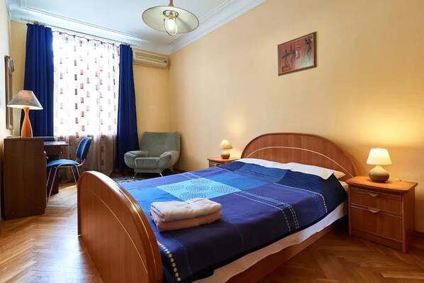 Apartment | 2 bedrooms, iron/ironing board, free WiFi, bed sheets - Home-Hotel Pushkinskaya 2-4-7 (Kyiv)