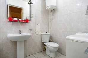 Apartment | Bathroom | Combined shower/bathtub, hair dryer, slippers, towels - Home-Hotel Pushkinskaya 2-4-7 (Kyiv)