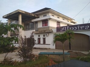 Exterior - Almira Homestay (Jambi)