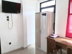 Deluxe Double Room | Iron/ironing board, rollaway beds, bed sheets - Almira Homestay (Jambi)