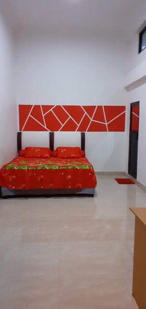 Iron/ironing board, rollaway beds, bed sheets - Almira Homestay (Jambi)