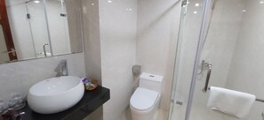 Dusche, Regendusche, kostenlose Toilettenartikel, Haartrockner