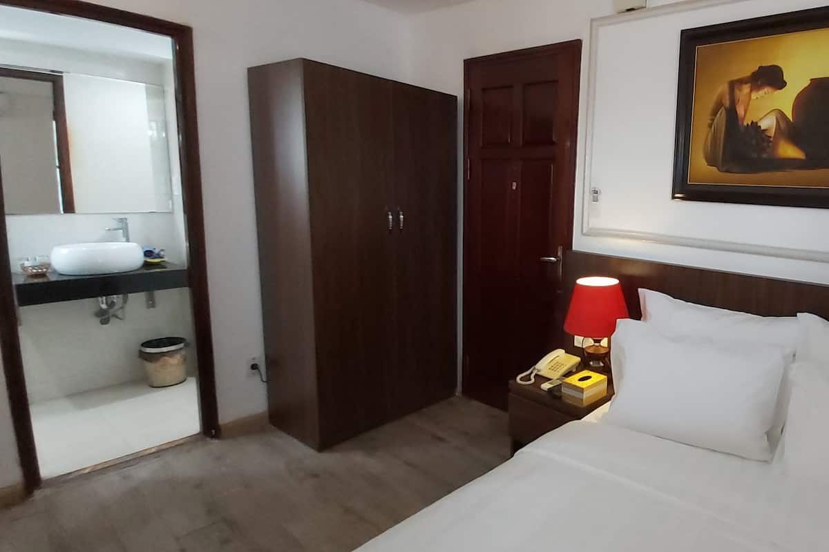Standard Double Room | 1 bedroom, minibar, in-room safe, desk