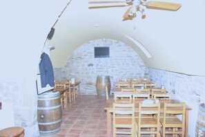 Restaurant - La Bodega Del Camino - Hostel (Valle de Yerri)