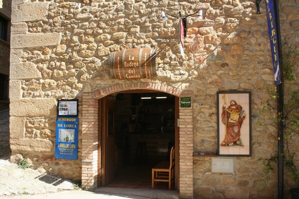 Property entrance - La Bodega Del Camino - Hostel (Valle de Yerri)