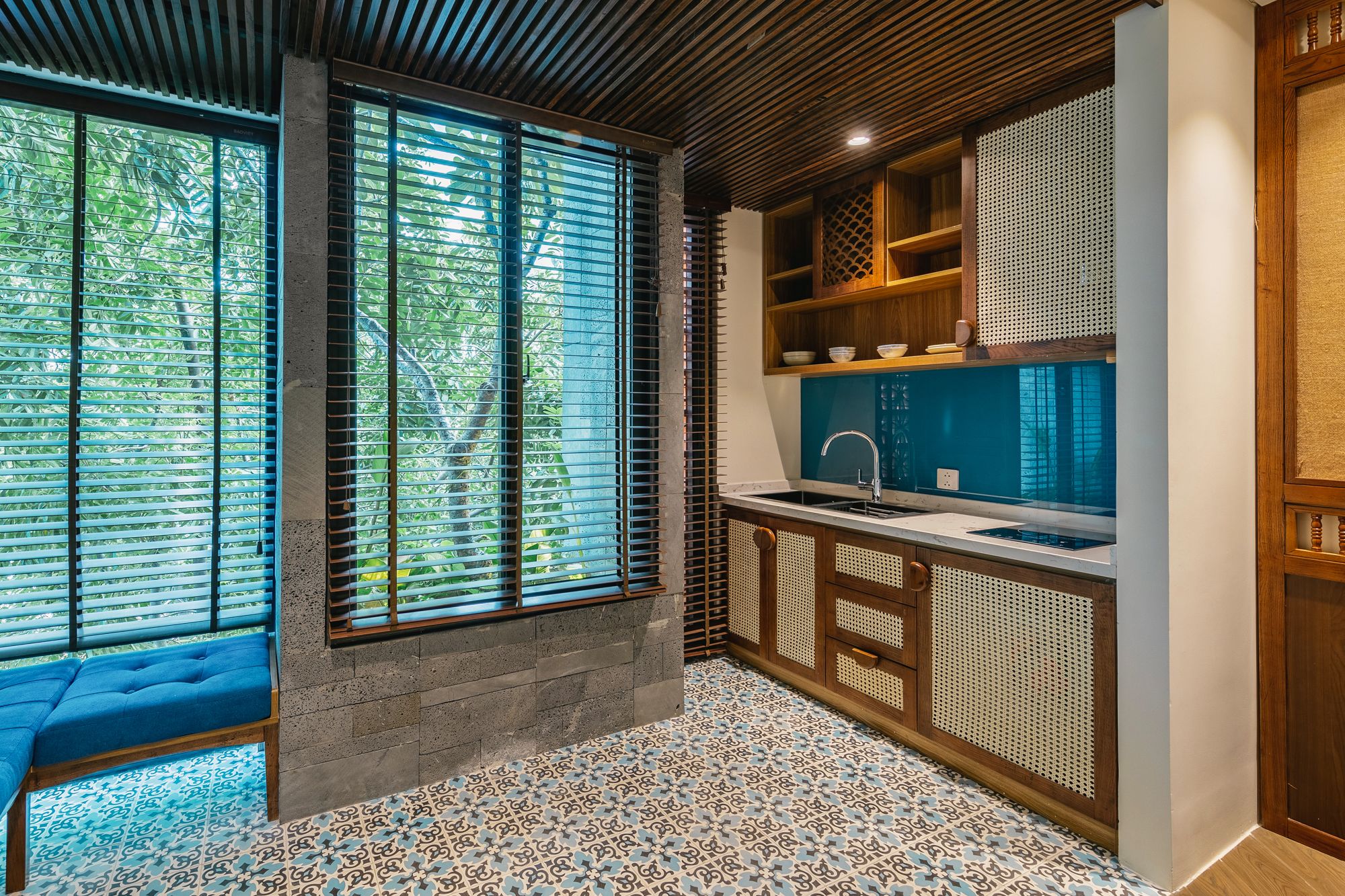 fridge, paper towels