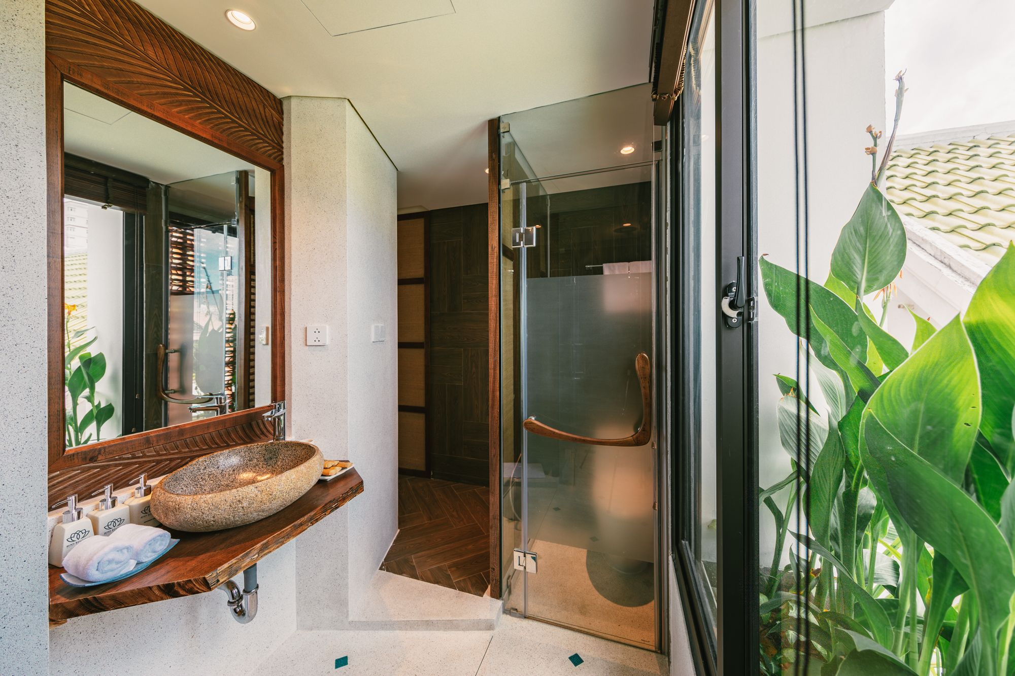 shower, hydromassage showerhead, free toiletries, hair dryer