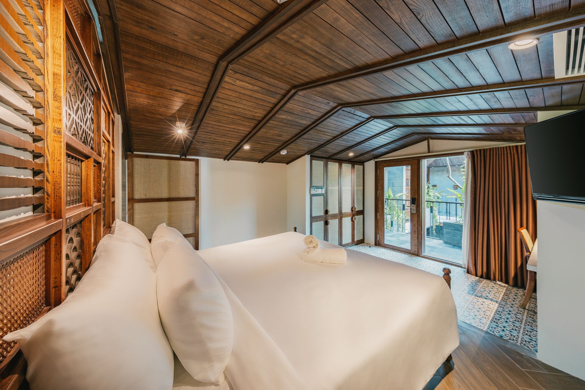 executive room, garden view | minibar, desk, blackout curtains, iron/ironing board