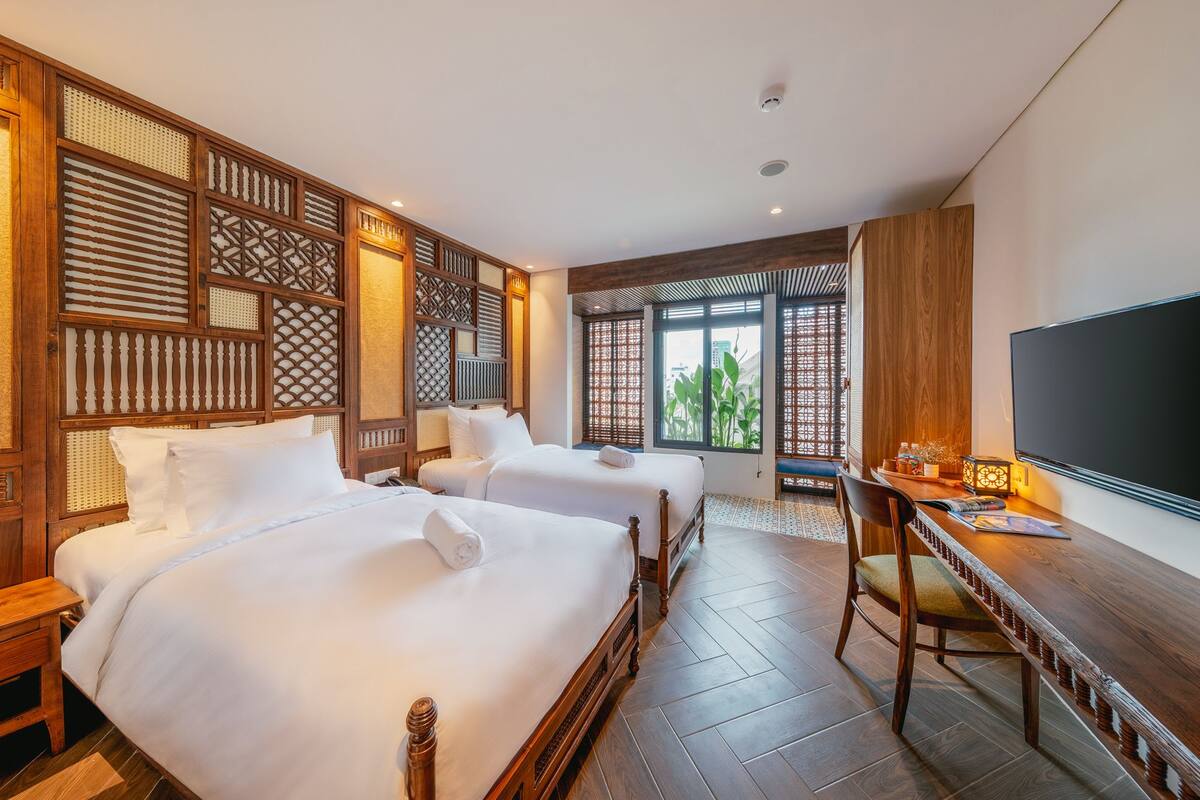 Deluxe Twin Room | Minibar, desk, blackout curtains, iron/ironing board (on request)