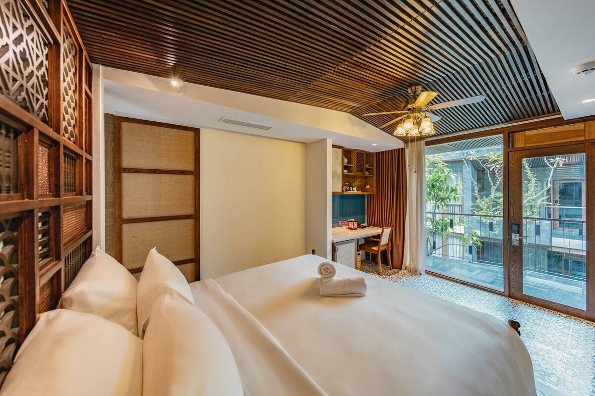 Deluxe Room, Garden View | Minibar, desk, blackout curtains, iron/ironing board (on request)