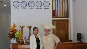 Un mostrador de recepción con relojes que muestran la hora de Londres, París, Hanoi, Moscú y Sídney.