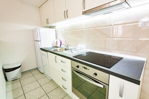 Duplex | Private kitchen | Full-size fridge, stovetop, coffee/tea maker, electric kettle - Apartments Adriatic (Sveti Stefan)