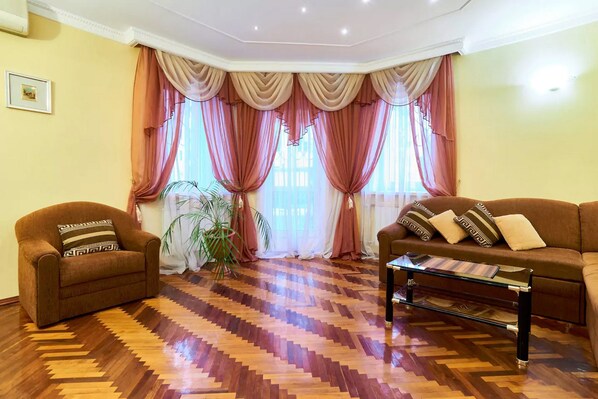 Apartment | Living room | 39-inch LED TV with cable channels, TV, DVD player - Home-Hotel Spasskaya 25-17 (Kyiv)