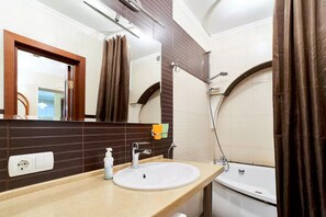 Apartamento | Baño | Ducha y bañera combinadas, secador de pelo, toallas y jabón