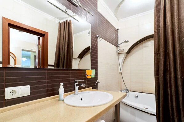 Appartement | Salle de bain | Ensemble baignoire-douche, séchoir à cheveux, serviettes fournies, savon