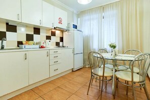Departamento | Cocina privada | Refrigerador con congelador, microondas y parrilla de estufa 