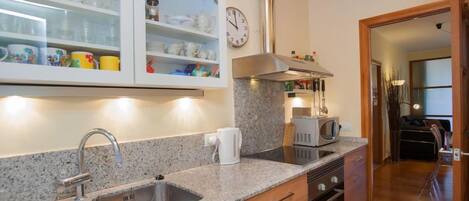 Een koelkast, een microgolfoven, een oven, een broodrooster