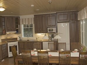 Fridge, microwave, dishwasher, cookware/dishes/utensils