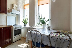 Apartment | Private kitchen | Full-size fridge, microwave, oven, stovetop - Home-Hotel Streletskaya 28 (Kyiv)