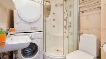 Apartment | Bathroom | Shower, free toiletries, towels, shampoo