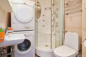 Huoneisto | Kylpyhuone | Suihku, ilmaiset hygieniatuotteet, pyyhkeet, sampoo