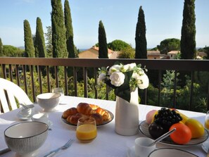 تناول الطعام بالخارج