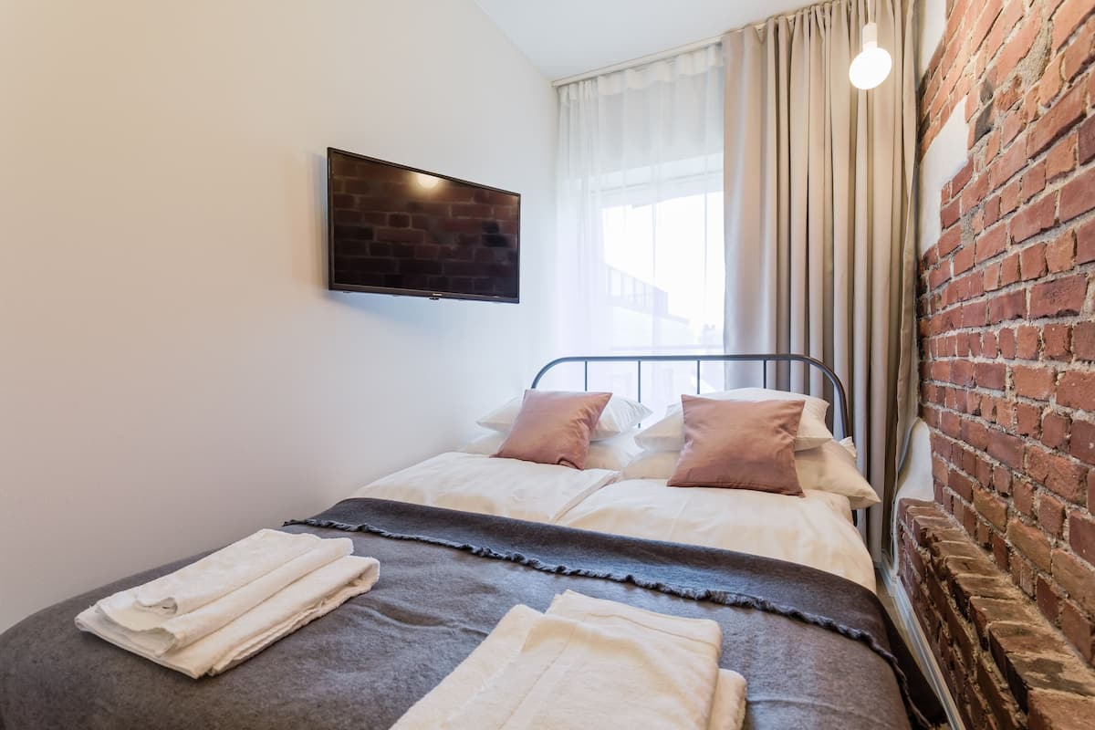 Luxury living in the heart of Tallinn III | Allergitestet sengetøy, skrivebord og strykejern/-brett