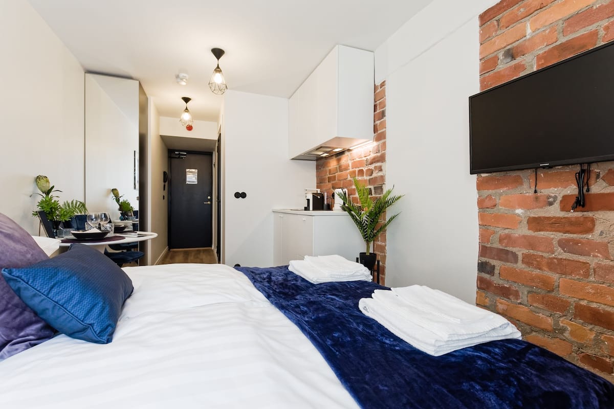Luxury living in the heart of Tallinn V | Allergitestet sengetøy, skrivebord og strykejern/-brett