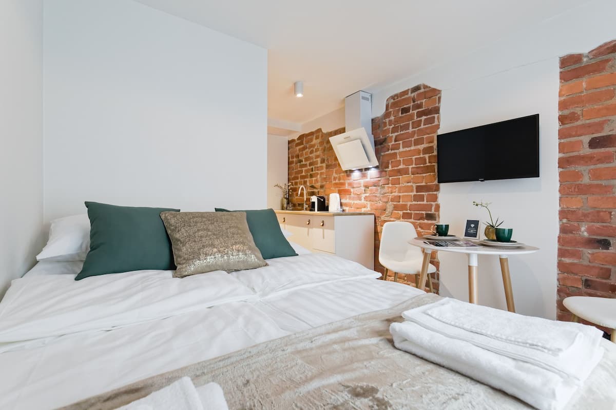 Luxury living in the heart of TallinnVII | Allergitestet sengetøy, skrivebord og strykejern/-brett