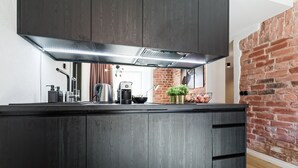 Luxury apartment with Sunny balcony | Private kitchenette | Coffee/tea maker, fridge, stovetop, electric kettle - Estonishing Stay (Tallinn)