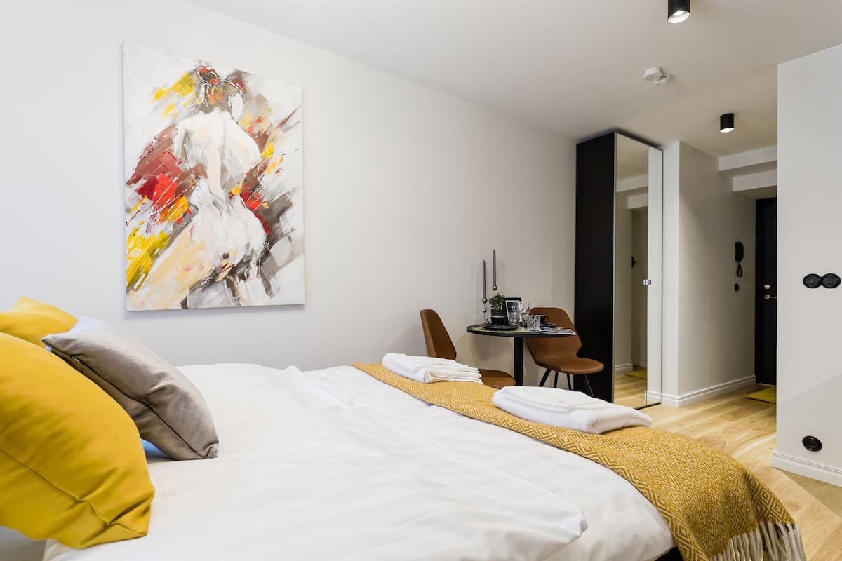 Luxury living in the heart of Tallinn VI | Allergitestet sengetøy, skrivebord og strykejern/-brett
