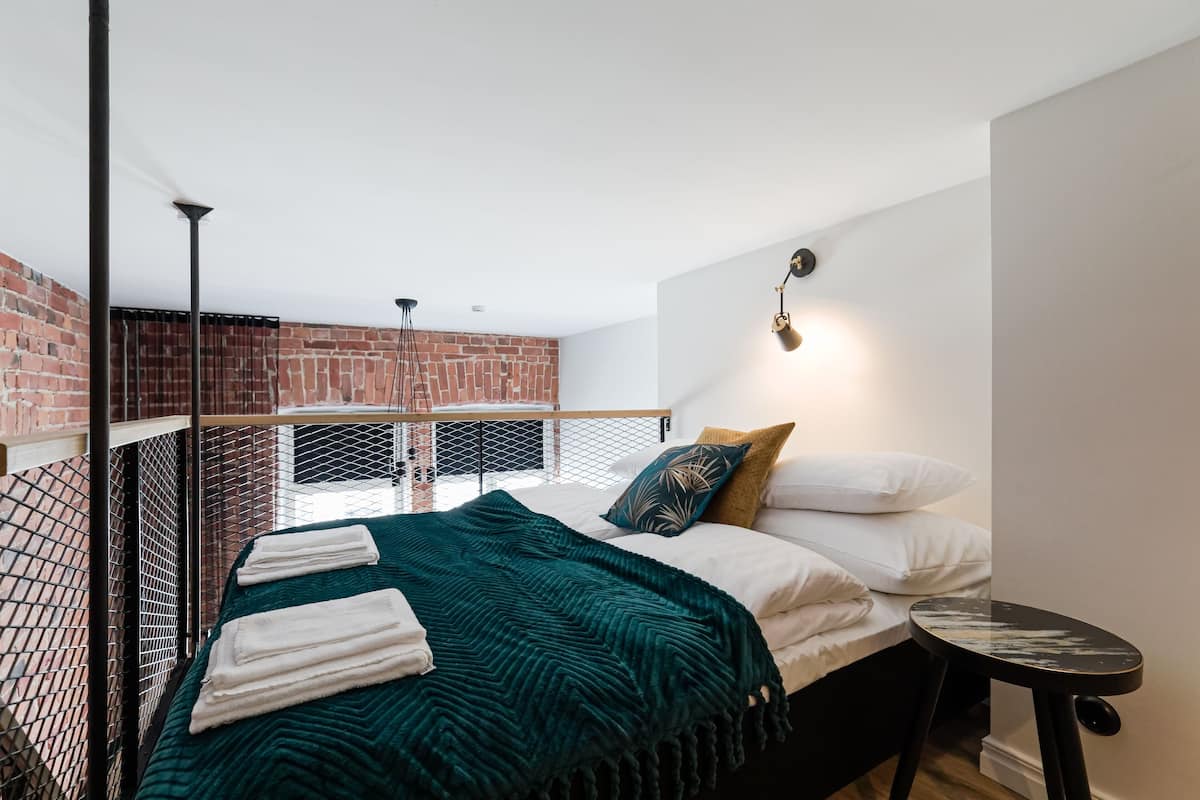 Luxury loft in the heart of Tallinn | Allergitestet sengetøy, skrivebord og strykejern/-brett