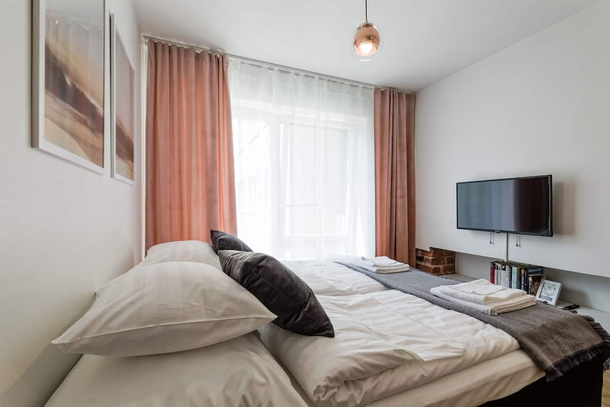 Luxury living in the heart of Tallinn 8 | Allergitestet sengetøy, skrivebord og strykejern/-brett