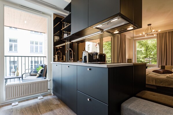 Luxury studio with Sunny balcony | 私人小型廚房 | 電冰箱、爐台、咖啡機/沖茶器、電熱水壺