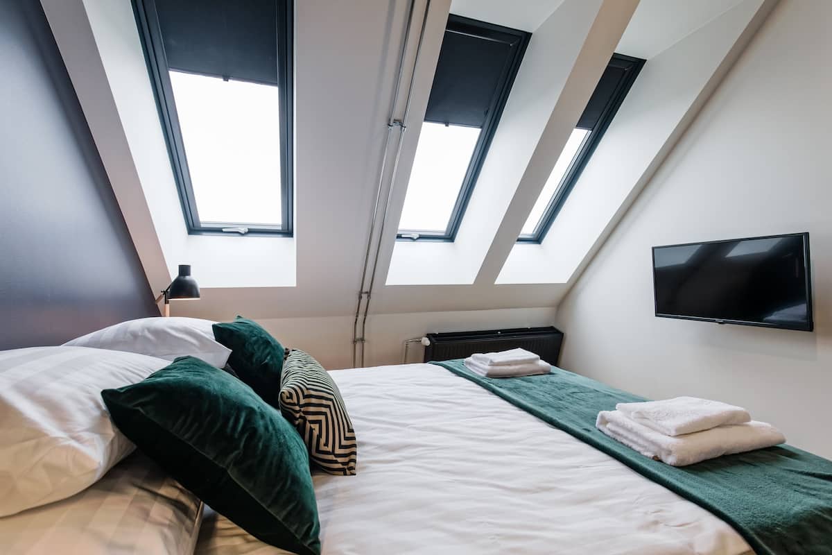 Rooftop living in the heart of Tallinn | Allergitestet sengetøy, skrivebord og strykejern/-brett