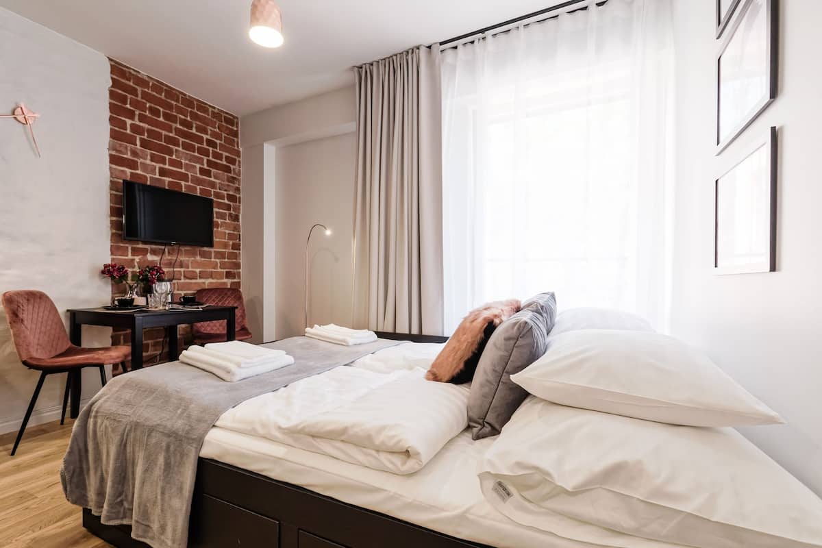 Luxury living in the heart of Tallinn IV | Allergitestet sengetøy, skrivebord og strykejern/-brett
