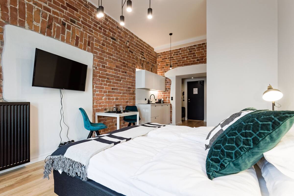 Luxury living in the heart of Tallinn 9 | Allergitestet sengetøy, skrivebord og strykejern/-brett