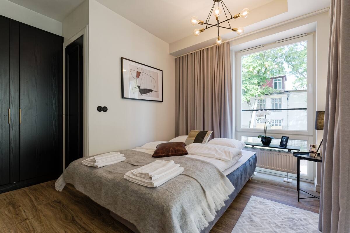 Luxury studio with Sunny balcony | Allergitestet sengetøy, skrivebord og strykejern/-brett