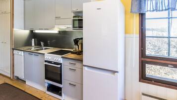 KĂŒhlschrank, Mikrowelle, GeschirrspĂŒler, Kochgeschirr/Geschirr/Besteck