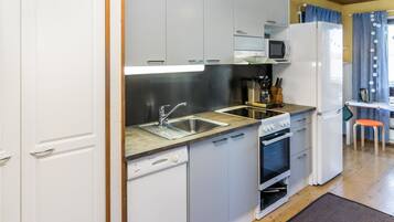 KĂŒhlschrank, Mikrowelle, GeschirrspĂŒler, Kochgeschirr/Geschirr/Besteck