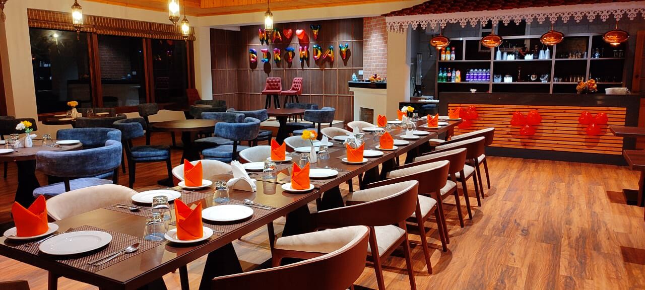 Phục vụ bữa sáng, bữa trưa và bữa tối 