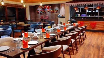 Breakfast, lunch and dinner served