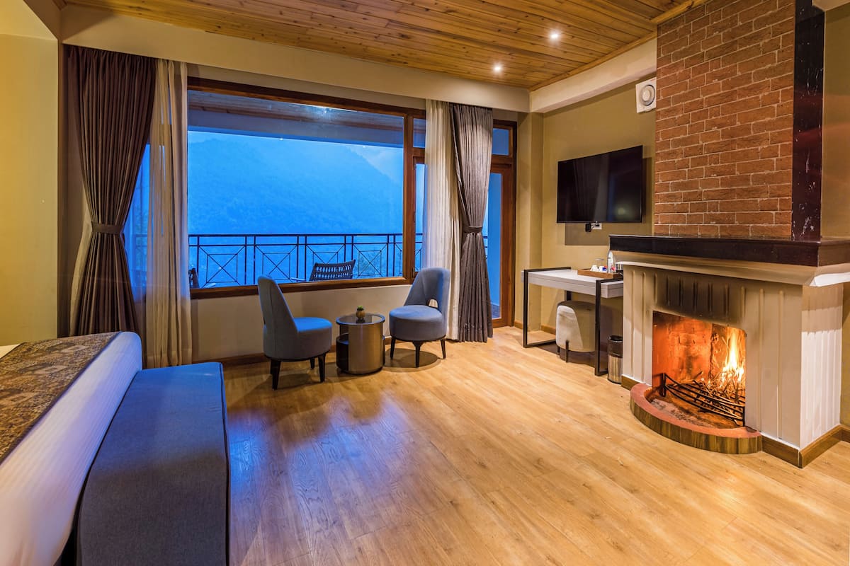 Luxury Room with Balcony & Fireplace | 1 bedroom, premium bedding, memory foam beds, rollaway beds