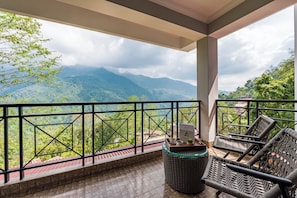 Luxury Room with Balcony & Fireplace | Oleskelualue | 53–tuumainen taulutelevisio, jossa satelliittikanavat