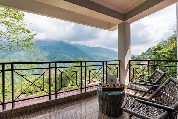 Luxury Room with Balcony & Fireplace | Living area