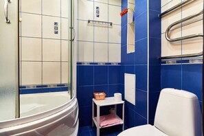Apartment | Bathroom | Shower, free toiletries, hair dryer, towels - Home-Hotel Khoriva 50 (Kyiv)